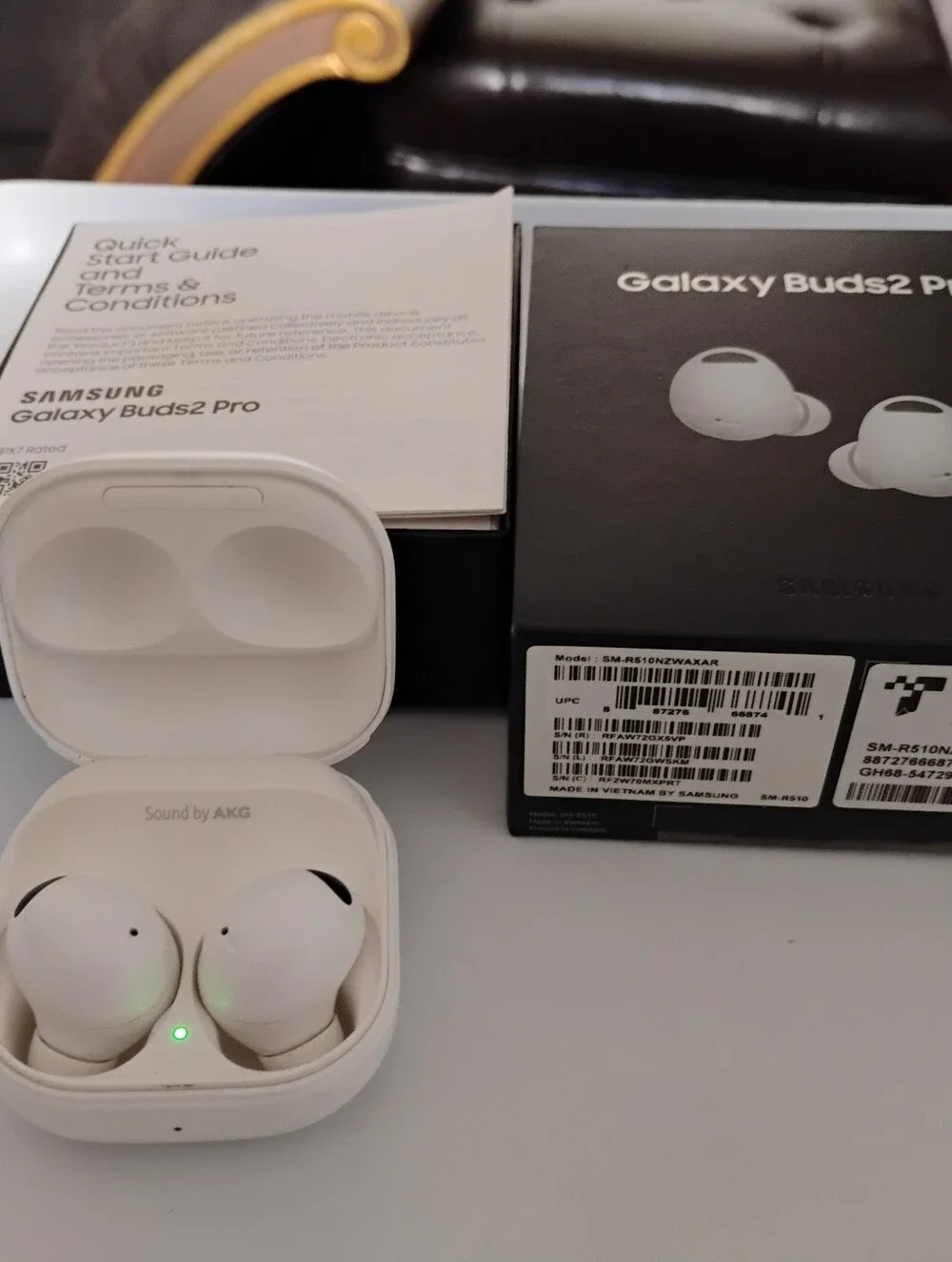 Samsung Galaxy Pro AKG ear buds in white